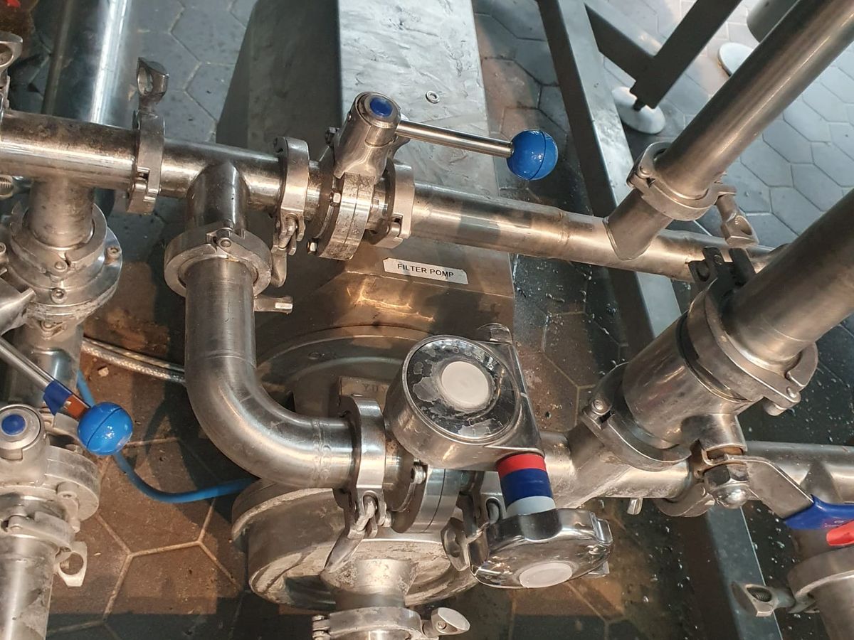 Leidingwerk en pomp bij de Gooische Bierbrouwerij