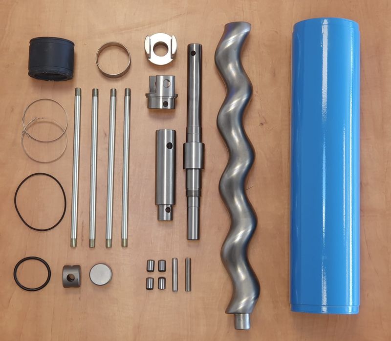 Onderdelen voor een monopomp: rotor, stator en koppelstang
